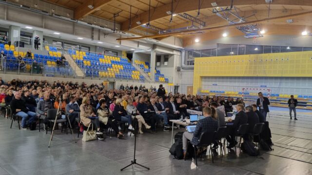 tłum osób zgromadzonych na spotkaniu konsultacyjnym w sprawie budowy CPK w Pleszewie