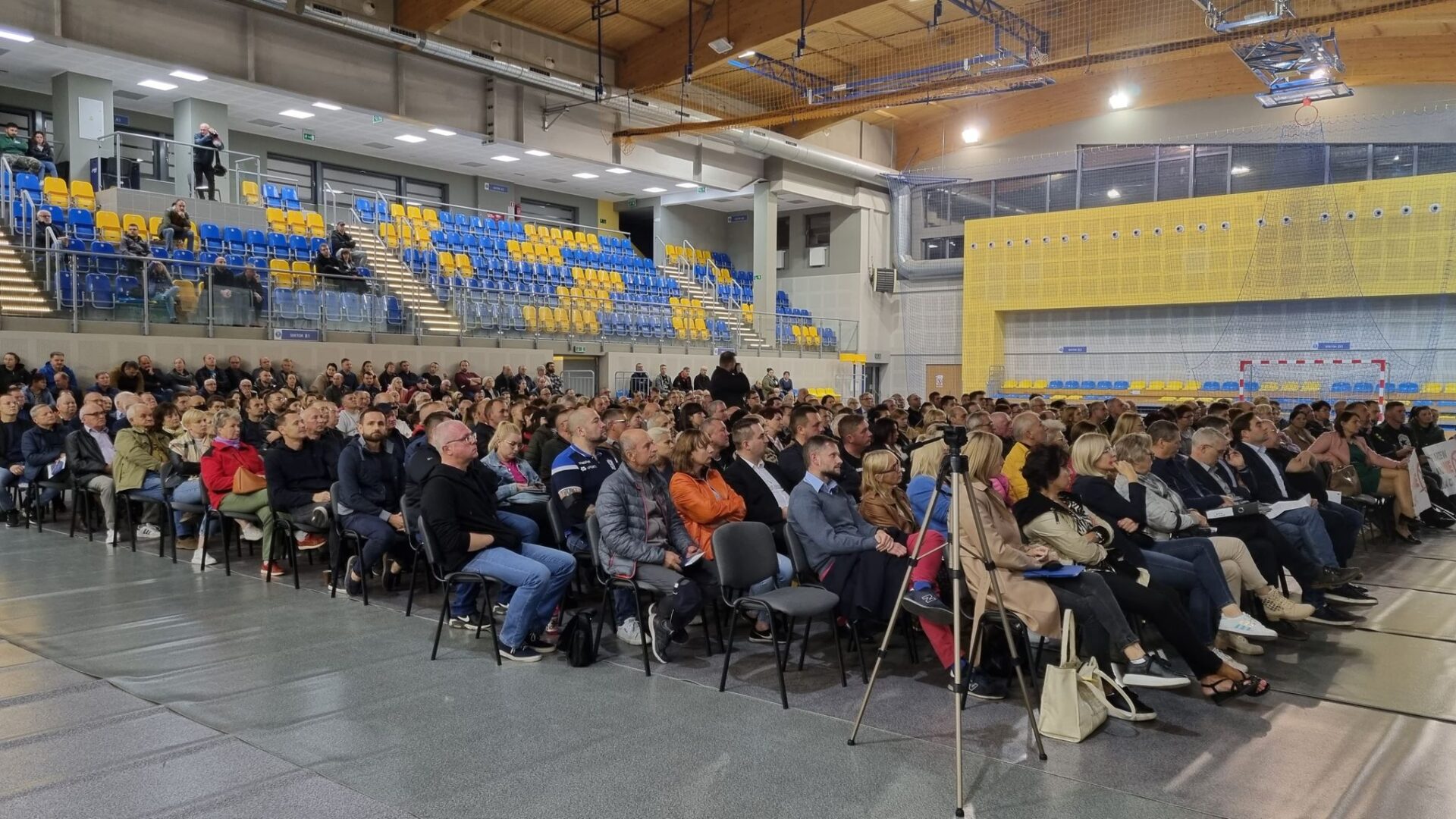 Tłum uczestników spotkania konsultacyjnego w sprawie budowy CPK w Mieście i Gminie Pleszew