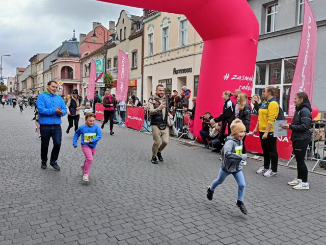 Dzieci wbiegające na metę podczas Biegu Przemysława