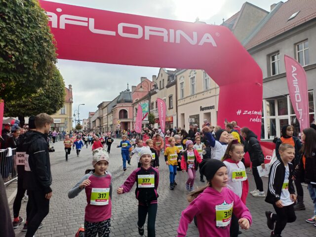 Dzieci wbiegające na metę podczas Biegu Przemysława