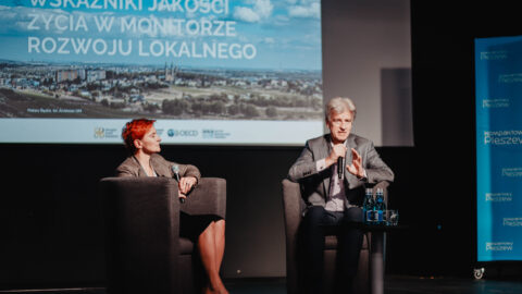 Eksperci na scenie występujący w ramach konferencji "Poza metropolią" w Pleszewie