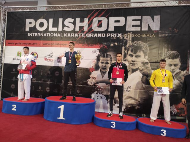 podium zawodników w turnieju rankingowym Polskiej Unii Karate w Bielsku Białej, brązowy medalista z Pleszewskiego Klubu Karate