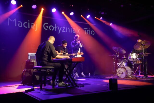 Maciej Gołyźniak Trio podczas koncertu jazzowego w Zajezdni Kultury grający na instrumentach