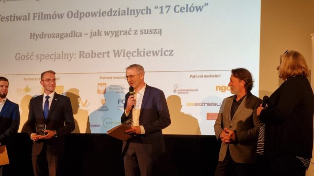 Burmistrz MiG Pleszew przemawiający na gali wreczenie nagród na festiwalu Filmów Odpowiedzialnych 17 Celów w towarzystwie aktora Roberta Więckiewicza i innych nagrodzonych