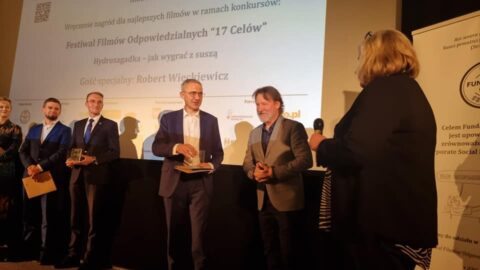 Robert Więckiewicz wręczający nagrodę na festiwalu Filmów Odpowiedzialnych 17 Celów burmistrzowi MiG Pleszew