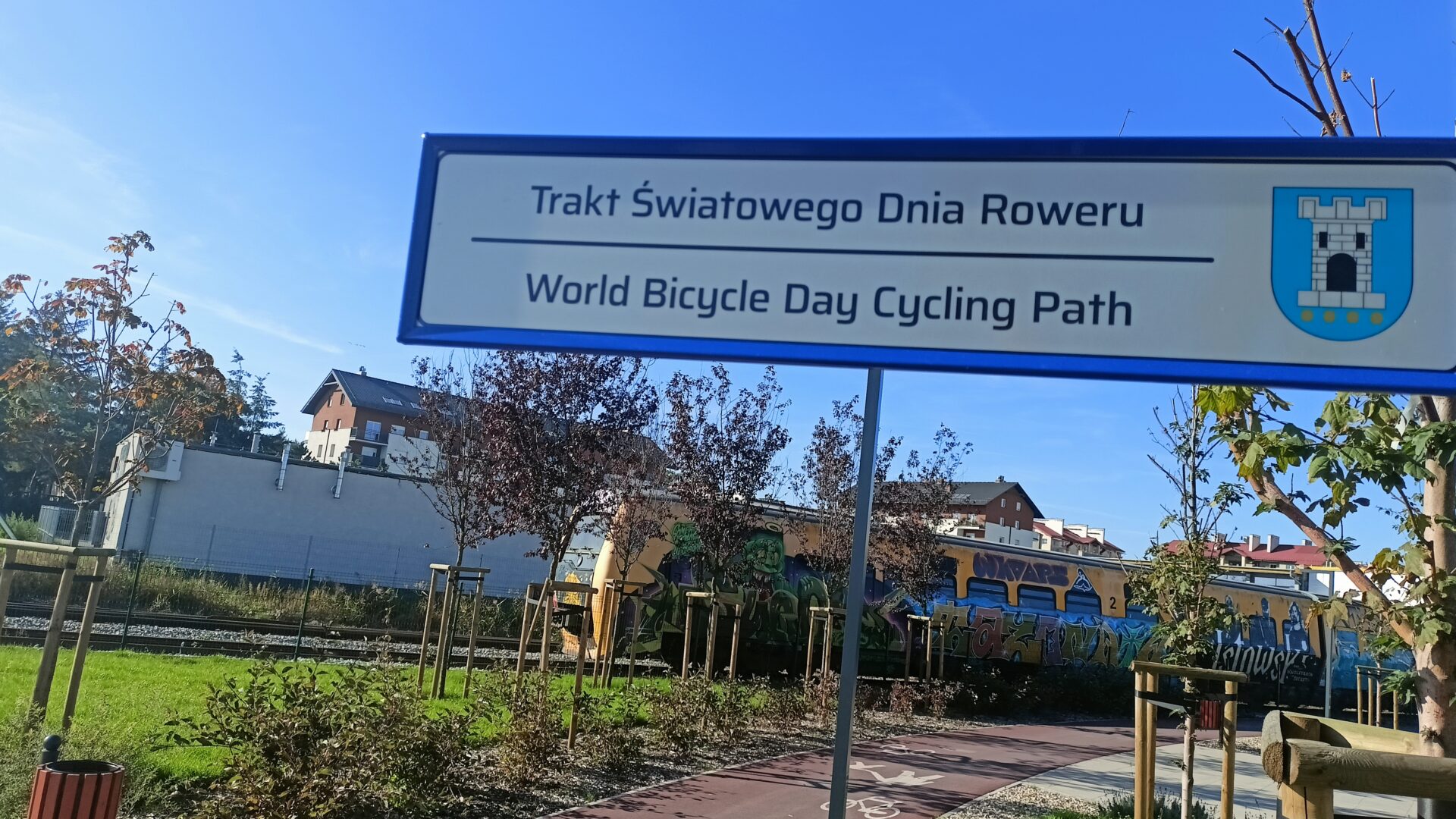 tablica z nazwą Traktu Światowego Dnia Roweru na tlw ścieżki rowerowej przy ul. Targowej w Pleszewie