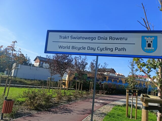 tablica z nazwą Traktu Światowego Dnia Roweru na tlw ścieżki rowerowej przy ul. Targowej w Pleszewie