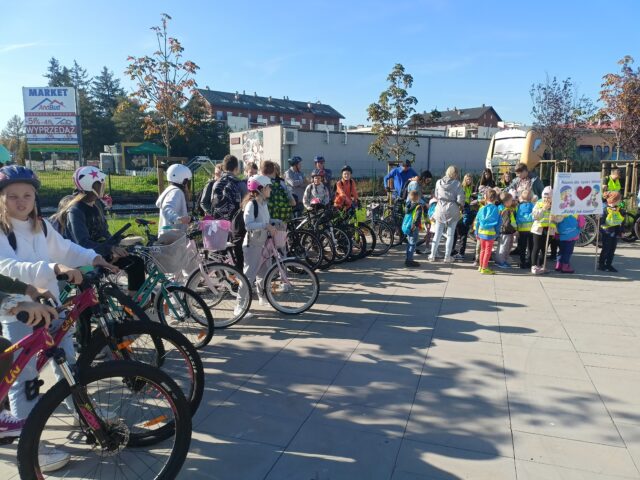 rowerzyści oraz przedszkolaki na ul. Targowej podczas otwarcia Traktu Światowego Dnia Roweru