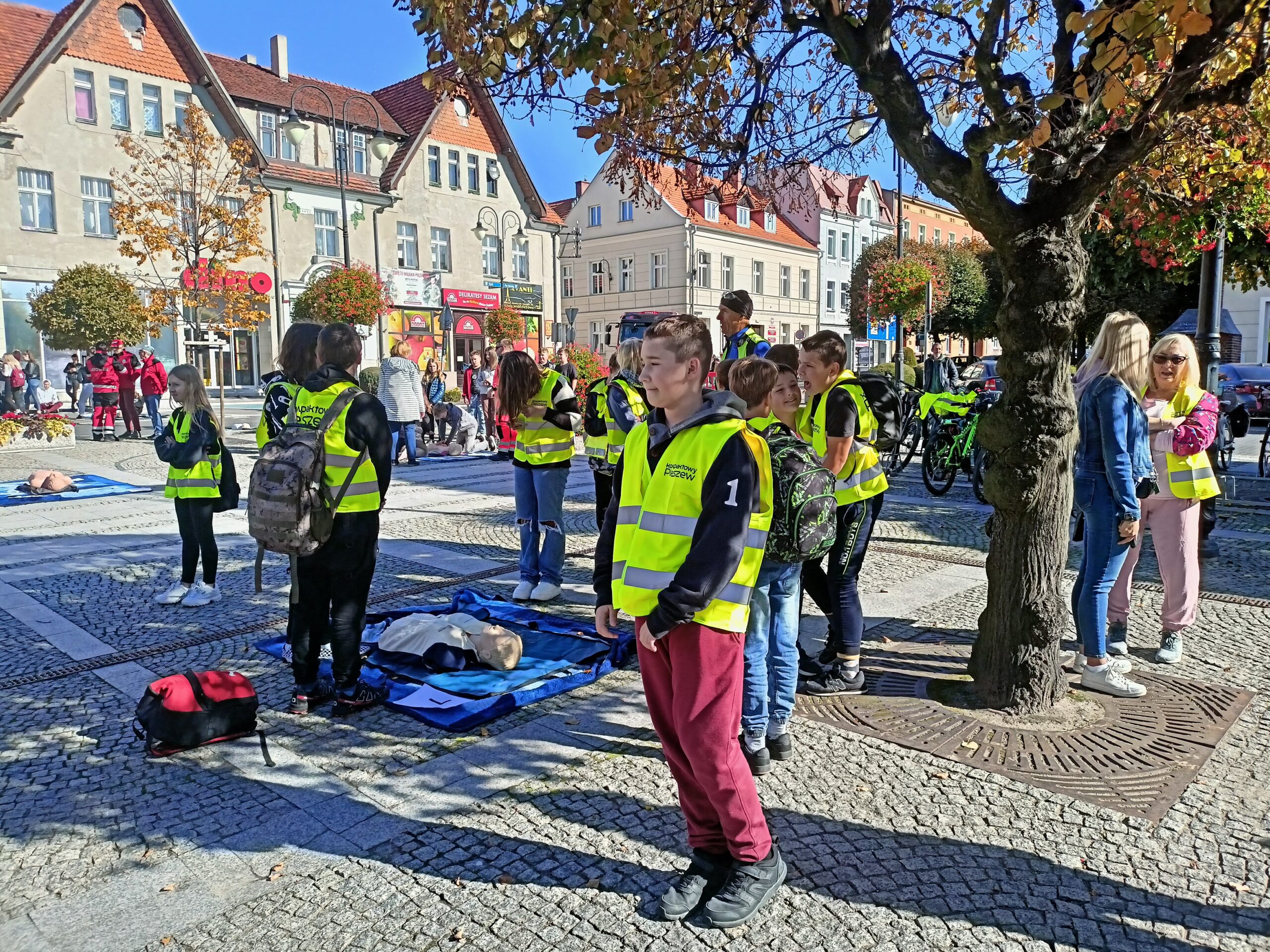 uczestnicy akcji Razem dla Życia i zdrowia w Mieście i Gminie Pleszew w kamizelkach Kompaktowy Pleszew