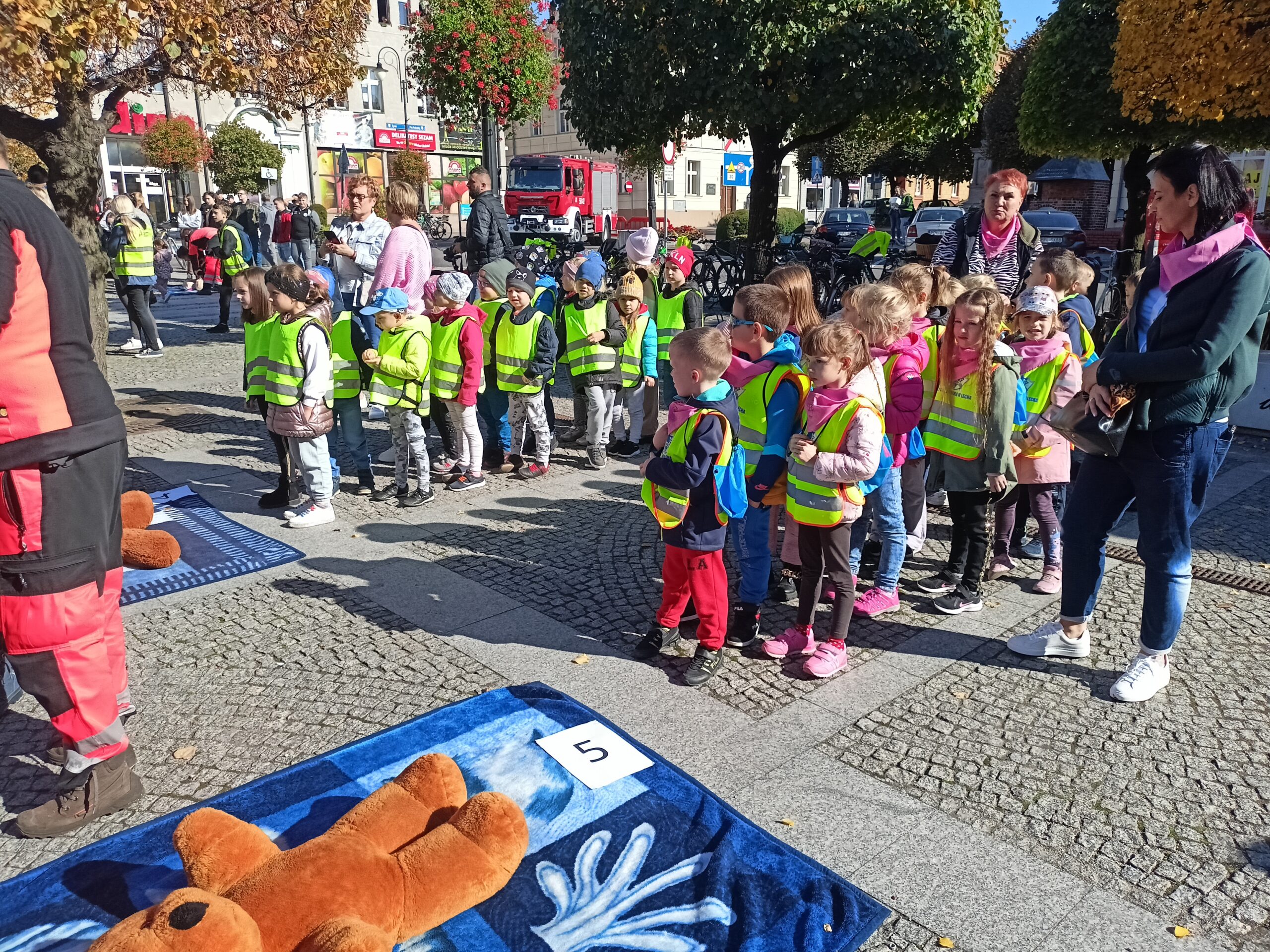 Przedszkolaki w czasie akcji resuscytacji krążeniowej podczas akcji Razem dla Życia i zdrowia w Mieście i Gminie Pleszew