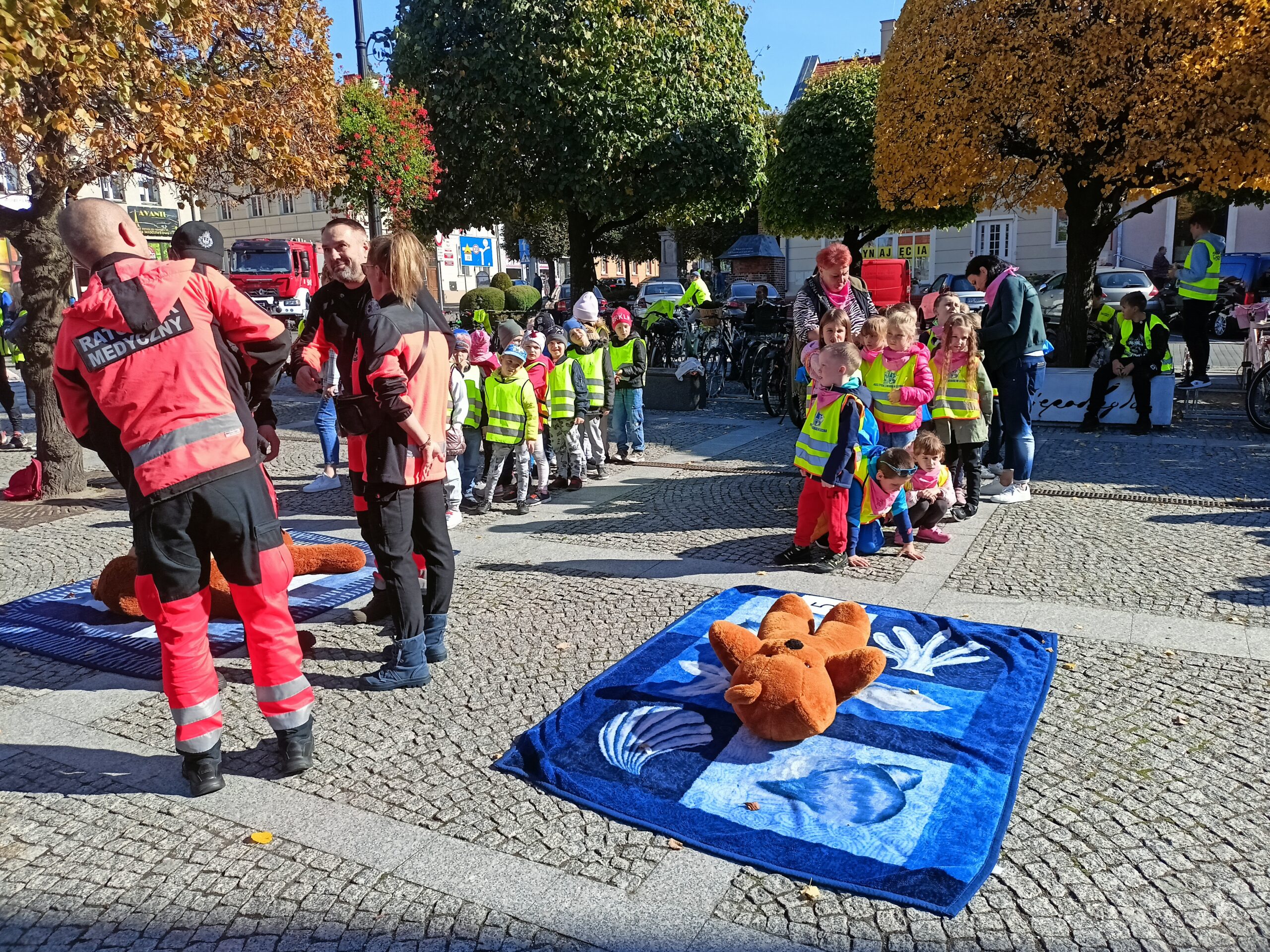 przedszkolaki szykujące się do resuscytacji krążeniowej w Mieście i Gminie Pleszew