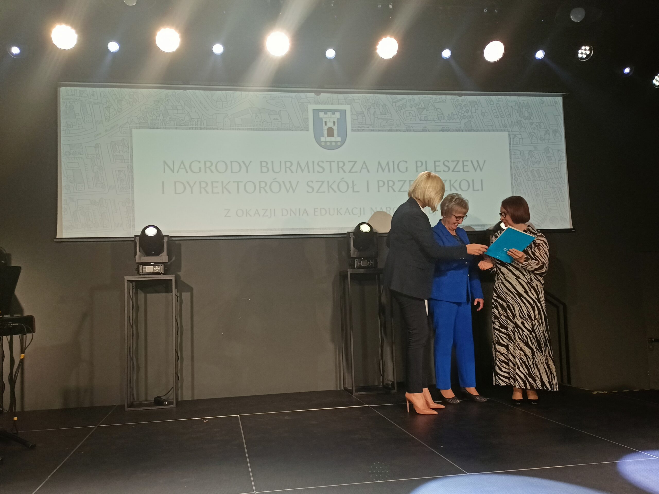 wręczenie nagrody Burmistrza z okazji Dnia Edukacji Narodowej w Zajezdni Kultury w Pleszewie