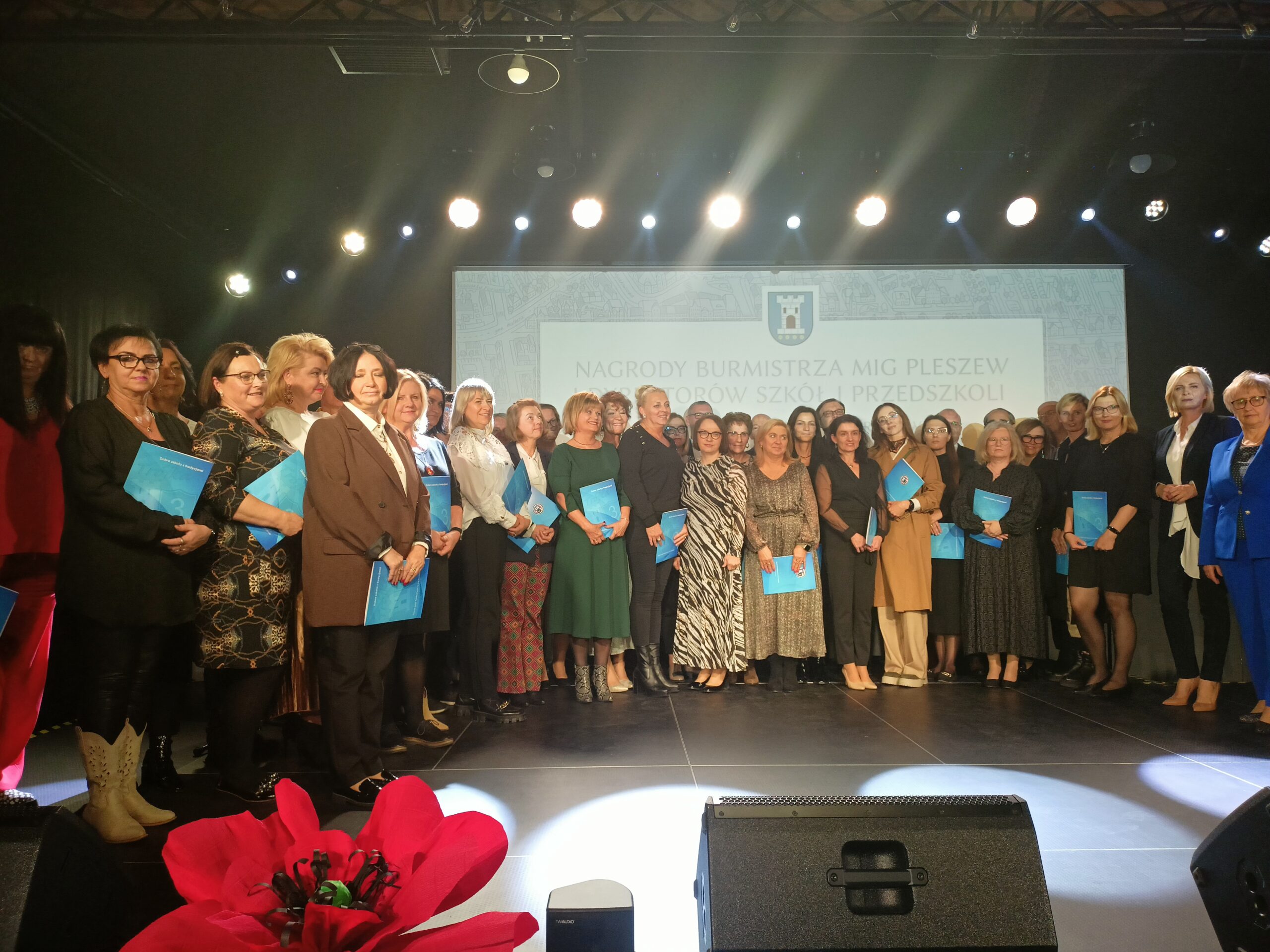 grupowe zdjęcie ZSP nr 3 w Pleszewie na gali wręczenia nagród z okazji święta Edukacji Narodowej