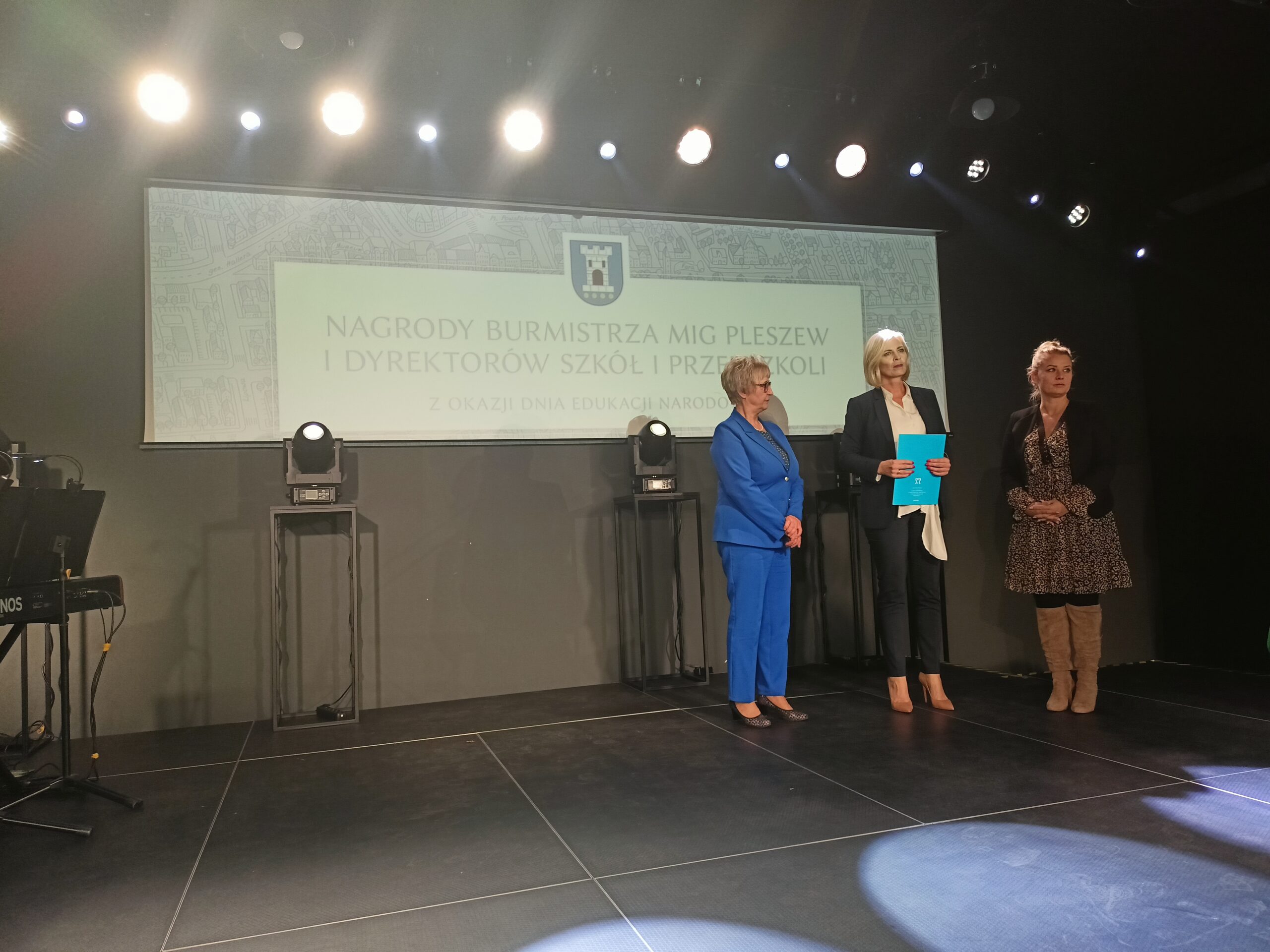 wręczenie nagrody Burmistrza z okazji Dnia Edukacji Narodowej w Zajezdni Kultury w Pleszewie