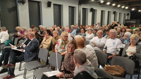seniorzy oraz goscie zebrani na II Pleszewskim Panelu Senioralnym w Zajezdni Kultury w Pleszewie