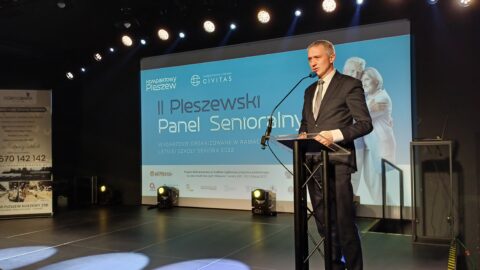 burmistrz MiG Pleszew przemawiający na scenie Zajezdni Kultury w czasie II Pleszewskiego Panelu Senioralnego