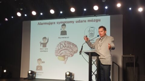 wykład na temat udarów mózgu prowadzony przez ratownika medycznego w trakcie II Pleszewskiego Panelu Senioralnego w Zajezdni Kultury w Pleszewie