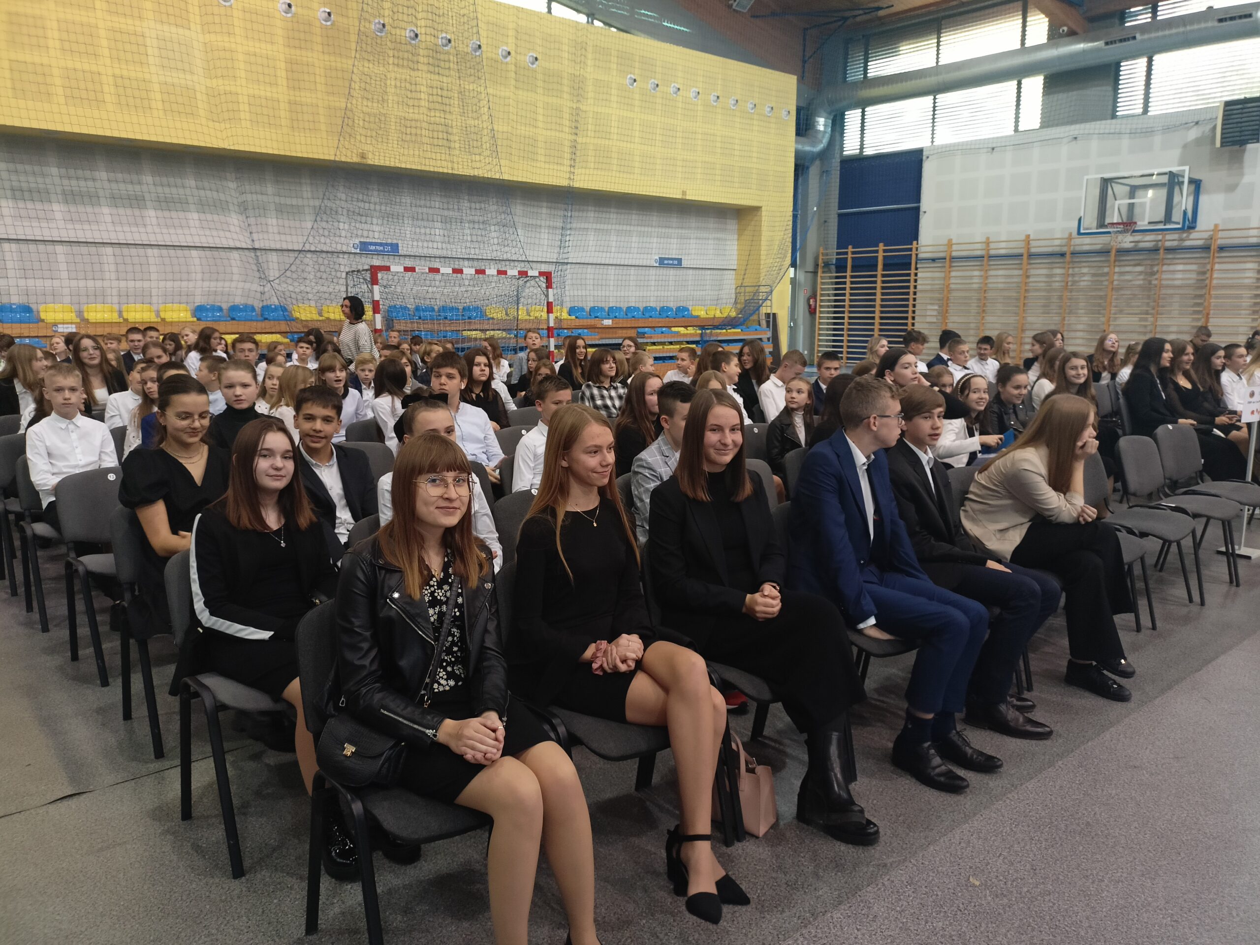 uczniowie szkół MiG Pleszew zgromadzeni na uroczystości rozdania stypendiów burmistrza MiG Pleszew