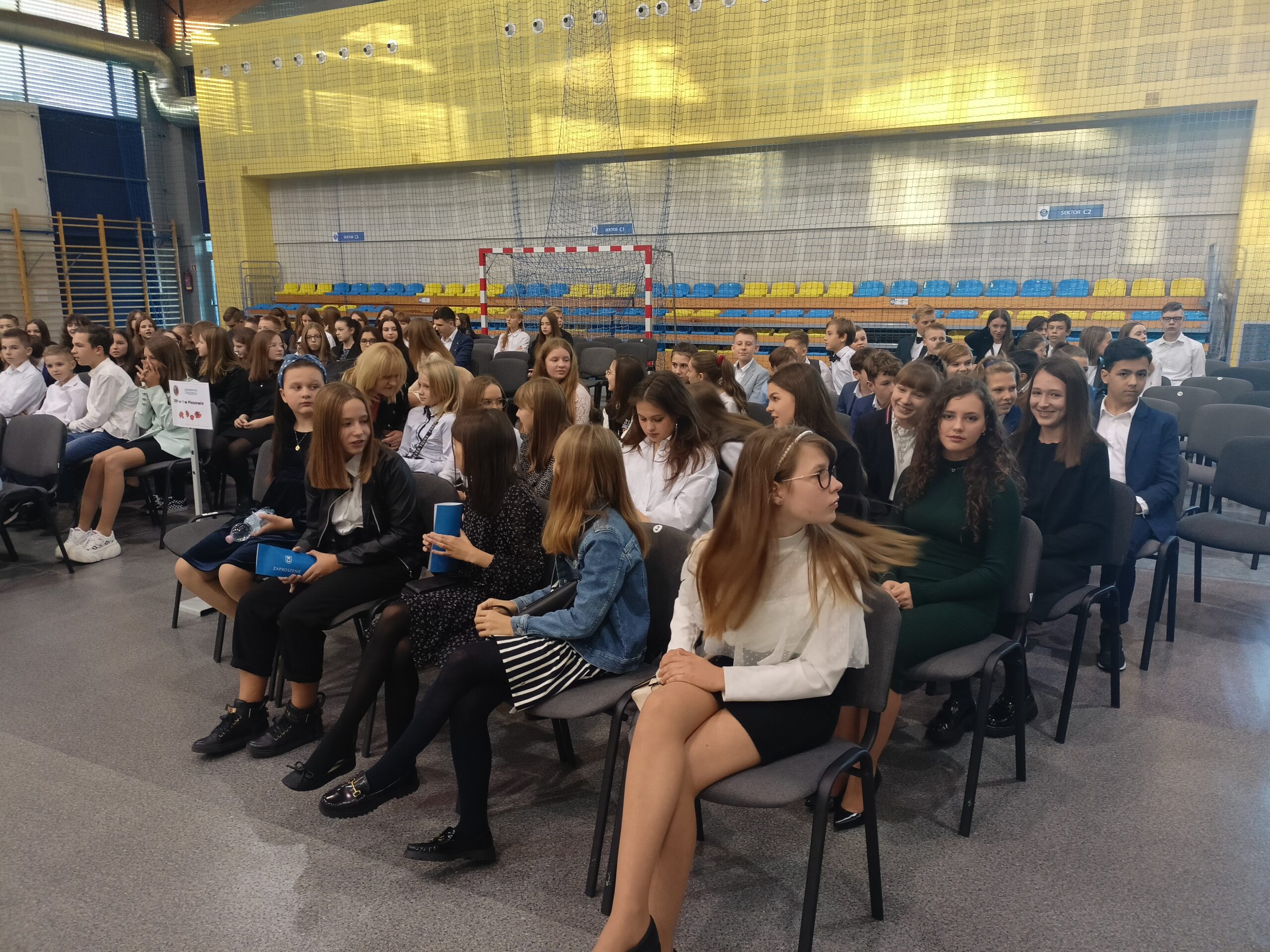 uczniowie szkół MiG Pleszew zgromadzeni na uroczystości rozdania stypendiów burmistrza MiG Pleszew