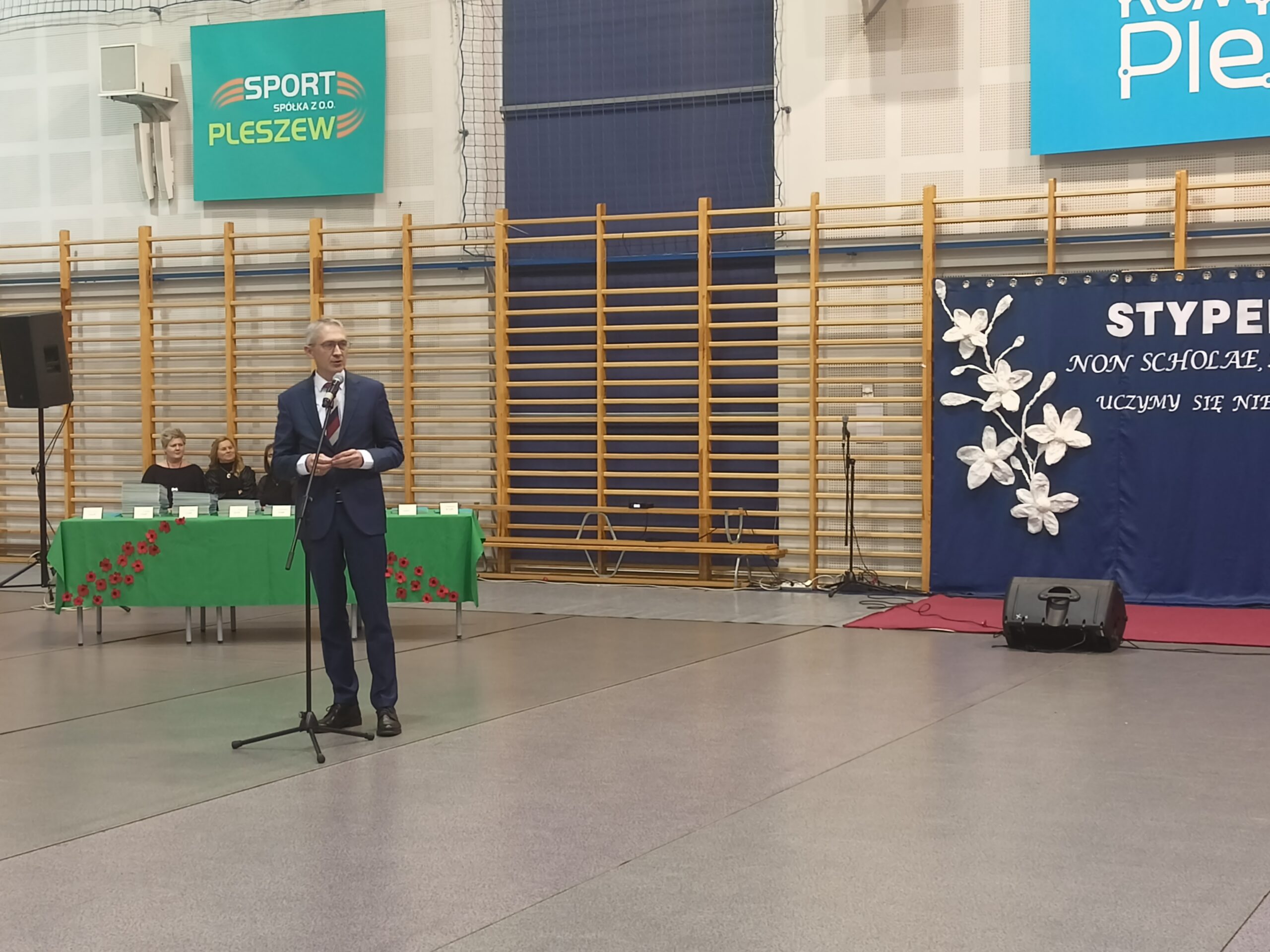 Przemówienie Burmistrza MiG Pleszew podczas uroczystości wręczenie stypendiów uczniom ze szkół MiG Pleszew