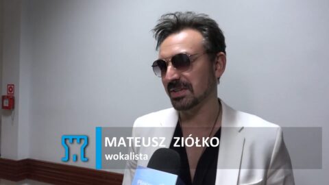 na zdjęciu znajduje się mężczyzna w białej marynarce - Mateusz Ziółko podczas wywiadu w Ratuszu w Pleszewie po koncercie na Zakończenie Muzycznej Strefy na Rynku