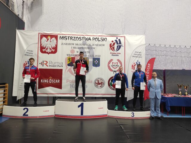 Zawodnik Pleszewskiego Klubu Karate stoi na najwyższym stopniu podium podczas Mistrzostw Polski w Karate w Wejherowie 