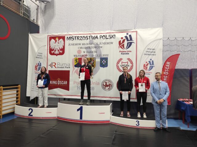 Podium uczestników Mistrzostw Polski w Karate w Wejherowie i zawodniczka PKK Pleszew na najwyższym stopniu podium