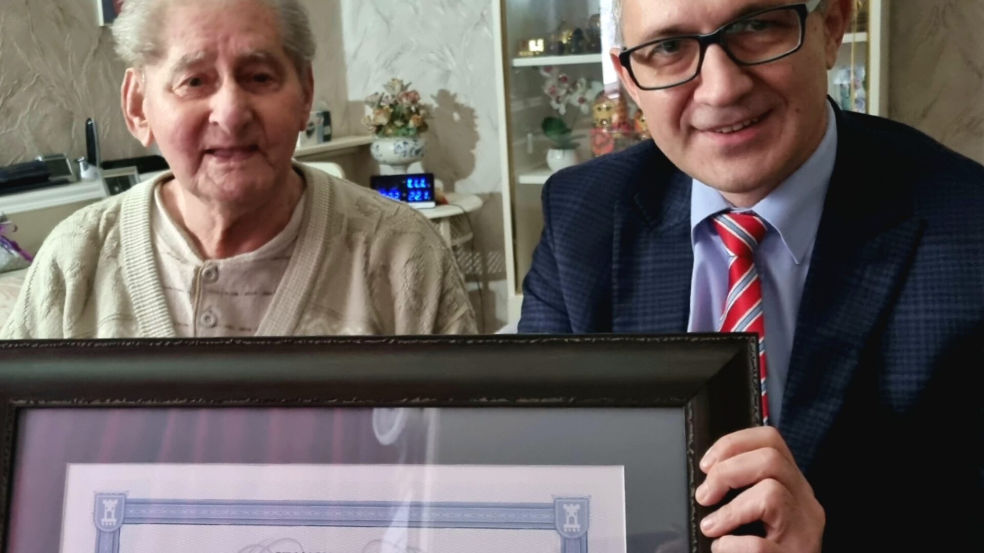Zdjecie przedstawia stulatka z Pleszewa wraz z burmistrzem MiG Pleszew, od którego otrzymał odznaczenie z okazji 100 urodzin
