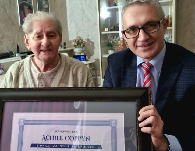 Zdjecie przedstawia stulatka z Pleszewa wraz z burmistrzem MiG Pleszew, od którego otrzymał odznaczenie z okazji 100 urodzin