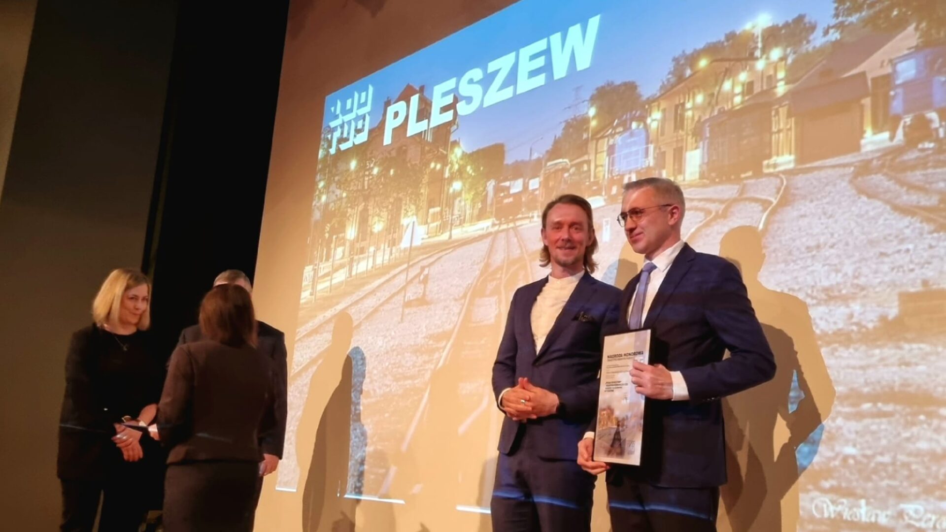 Przedstawiciele Miasta i Gminy Pleszew odbierają nagrodę za najlepiej zagospodarowaną przestrzeń publiczną od Towarzystwa Urbanistów Polskich