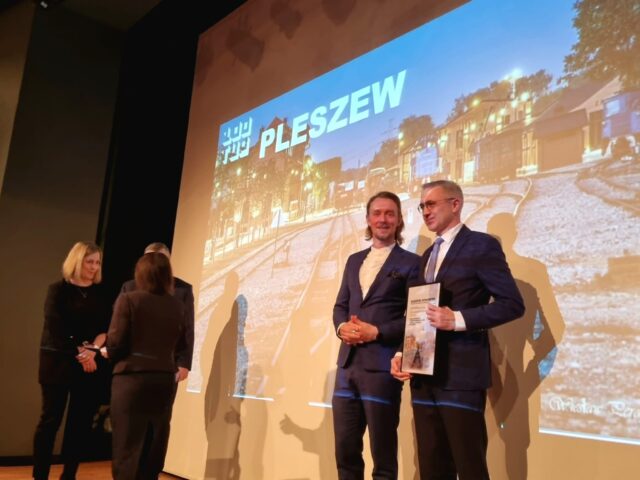 Przedstawiciele Miasta i Gminy Pleszew odbierają nagrodę za najlepiej zagospodarowaną przestrzeń publiczną od Towarzystwa Urbanistów Polskich