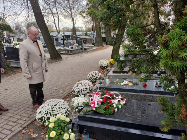 Złożenie kwiatów z okazji rocznicy odzyskania przez Polskę niepodległości na grobie ks. Niesiołowskiego na cmentarzu przy ul. Kaliskiej w Pleszewie 