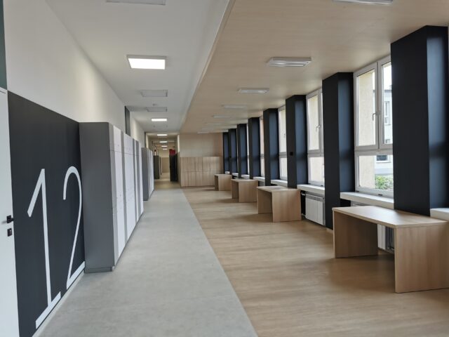 wyremontowany korytarz w ZSP nr 3 w Pleszewiez nowoczesnymi miejscami odpoczynku 