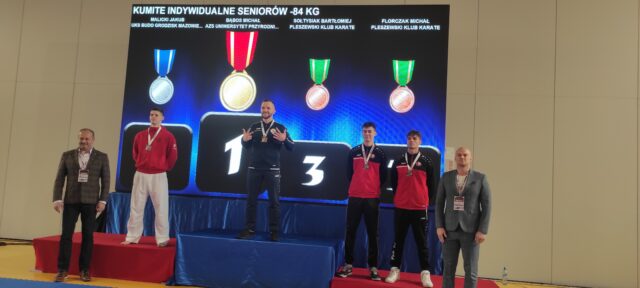 Zawodnicy Pleszewskiego Klubu Karate na trzecim miejscu podium na Mistrzostwach Polski Karate Seniorów we Wrocławiu