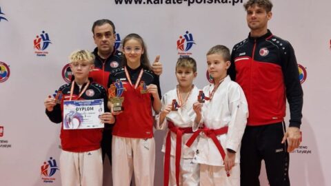 Zdjęcie przedstawia zawodników Pleszewskiego Klubu Karate z medalami zdobytymi podczas 1. Pucharu Polski Dzieci i Młodzików w Karate odbywającego się w Trzebnicy