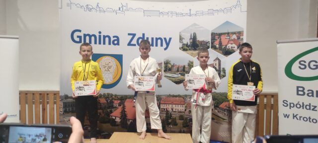 medaliście ogólnopolskiego turnieju Zduny Karate Cup 2022