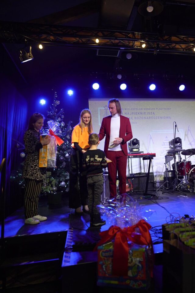 Wręczanie nagród w konkursie plastycznym na Najpiękniejszą Kartkę Bożonarodzeniowa zorganizowanym przez Dom Kultury w Pleszewie