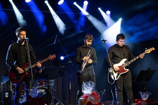 Koncert zespołu Tacy nie inni, podczas gali wręczenia nagród w konkursie plastycznym na Najpiękniejszą Kartkę Bożonarodzeniową zorganizowanym przez Dom Kultury w Pleszewie