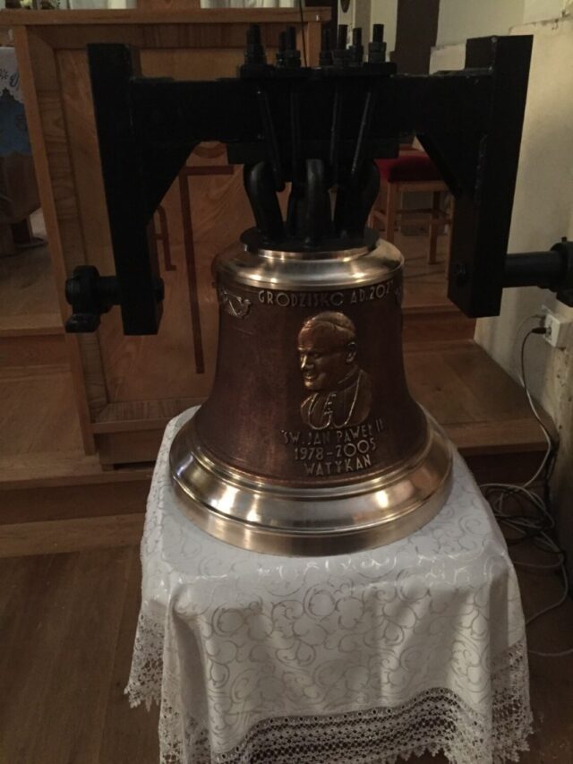 Dzwon w kościele w Grodzisku