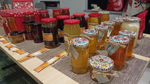 wystawa różnego rodzaju miodów i wyrobów pszczelarskich w ramach kiermaszu św. Ambrożego zorganizowanego w Zajezdni Kultury w Pleszewie
