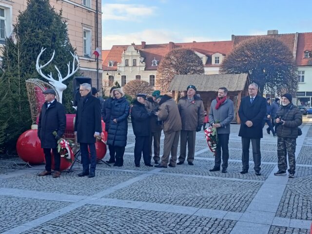 Delegacje podczas obchodów Narodowego Dnia Zwycięskiego Powstania Wielkopolskiego w Pleszewie