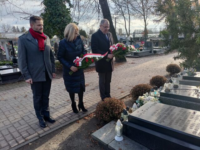 Złożenie kwiatów na grobie ks. Niesiołowskiego na cmentarzu przy ul. Kaliskiej z okazji NArdoowego Dnia zwycięskiego Powstania Wielkopolskiego w Pleszewie 