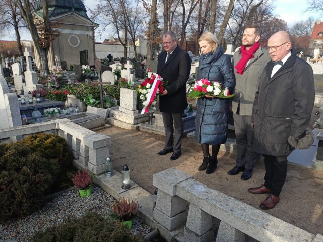 Złożenie kwiatów na grobie upamiętniającym Pwstańców Wielkopolskich z okazji Narodowego Dnia Zwycięskiego Powstania Wielkopolskiego w Pleszewie 