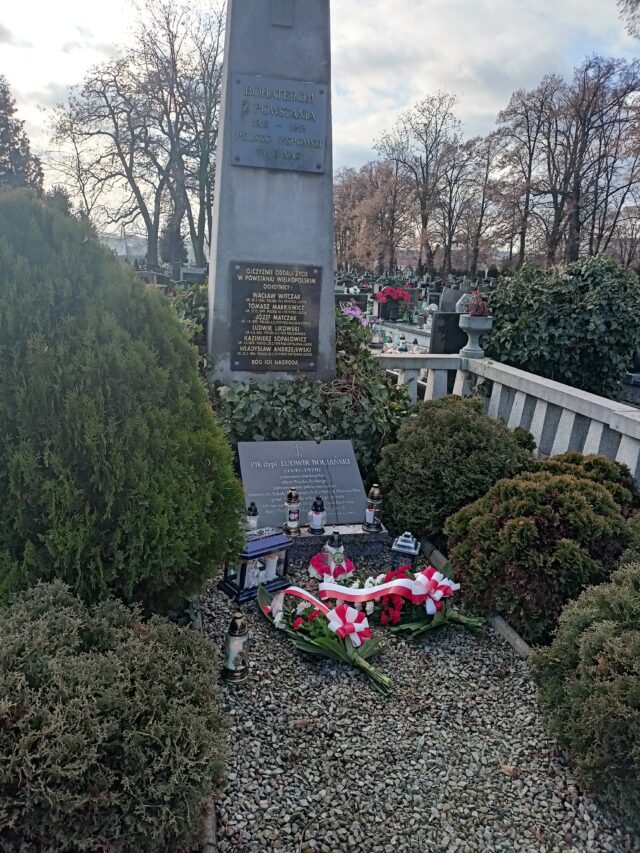 Tablica upamiętniająca Powstanie Wielkopolskie na cmentarzu przy ul. Kaliskiej 
