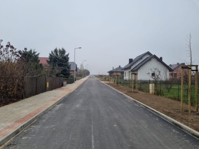 przebudowana ulica Mikołajczyka w Kowalewie z nowym asfaltem, chodnikiem i kanalizacją deszczową