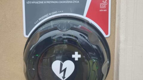 Zewnętrzny defibrylator AED zawieszony na budynku Szkoły Podstawowej w Kuczkowie