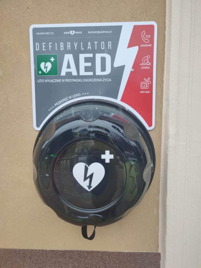 Zewnętrzny defibrylator AED zawieszony na budynku Szkoły Podstawowej w Kuczkowie