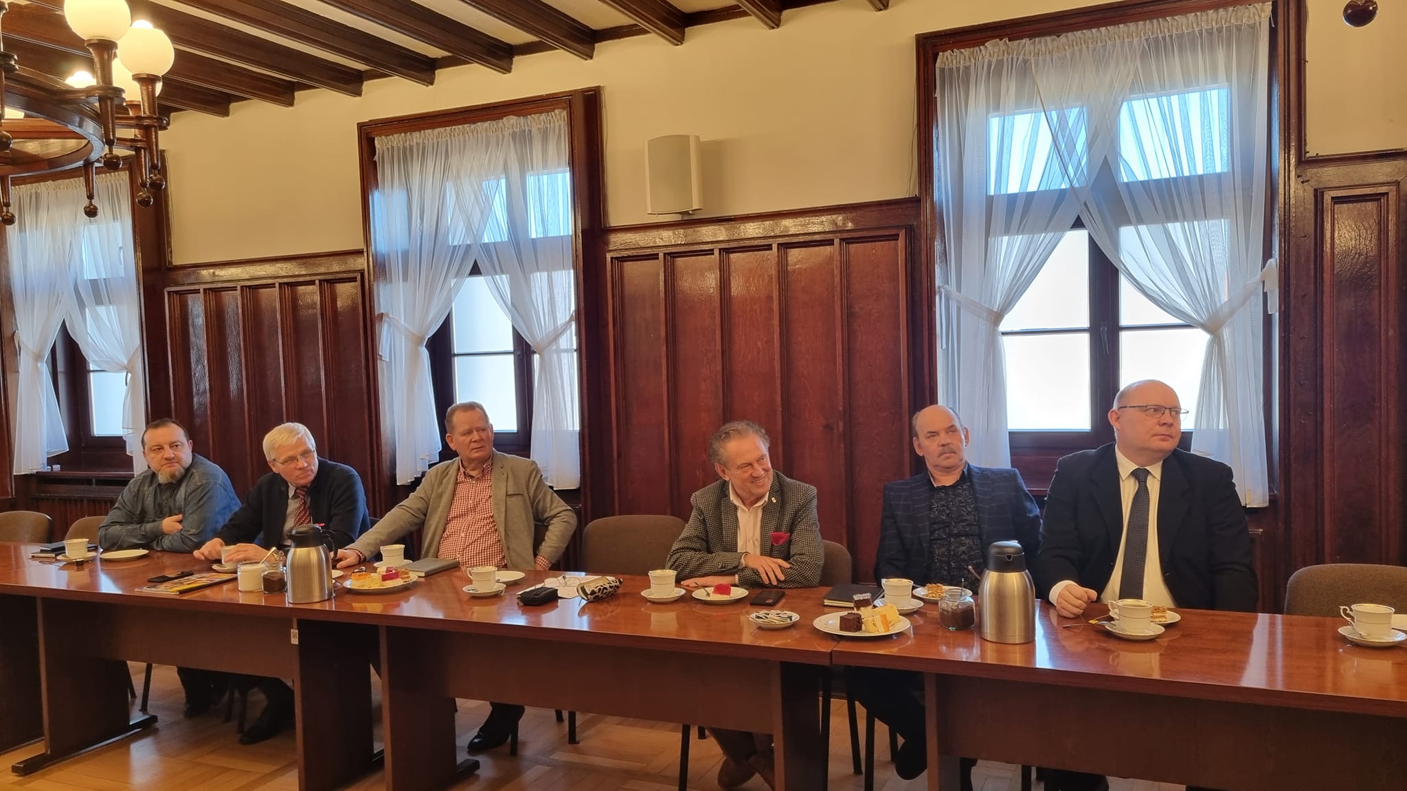 Spotkanie burmistrza Miasta i Gminy Pleszew z prezesami Rodzinnych Ogródków Działkowych w pleszewskim ratuszu