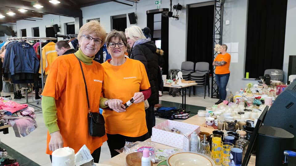 Wolontariusze podczas II Pleszewskiej Garażówki odbywającej się w Zajezdni Kultury w Pleszewie