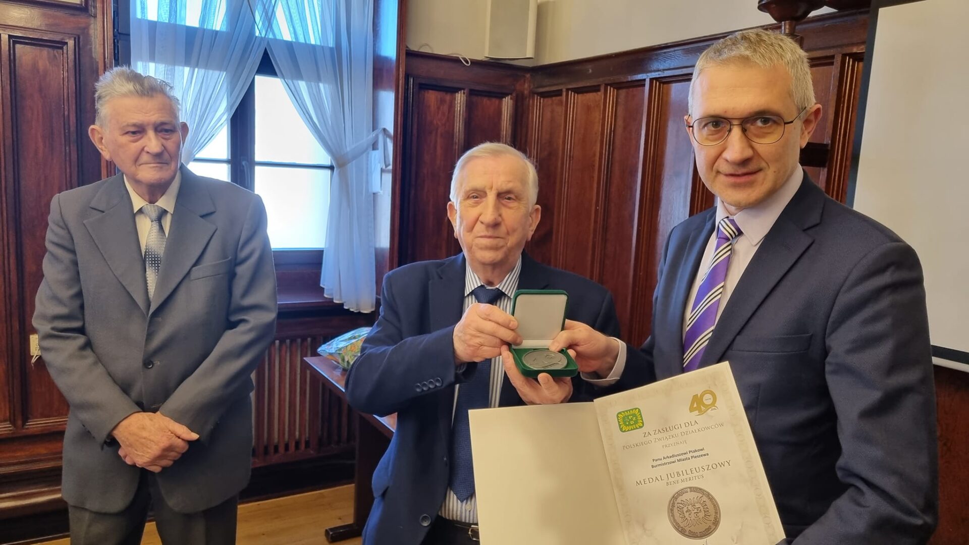 Wręczenie Medalu Jubileuszowego "Bene Meritus" za zasługi dla Polskiego Związku Działkowców burmistrzowi Miasta i Gminy Pleszew